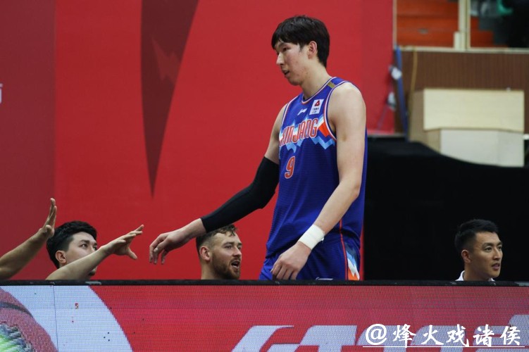 周琦爆砍37+26+6克拉克20分 新疆战胜广州